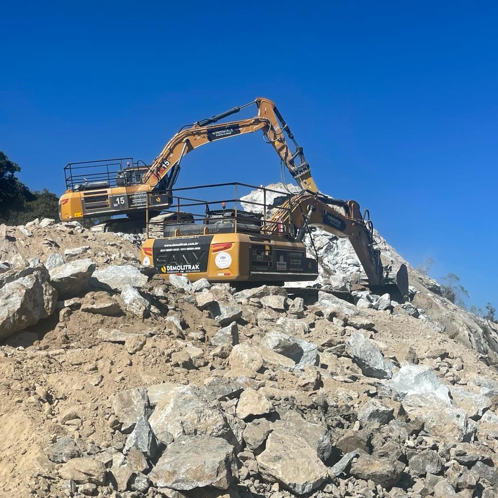 Demolição de rocha controlada em Minas Gerais