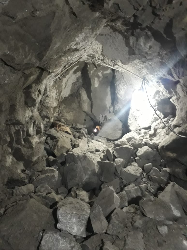 Desmonte de rocha com uso de explosivo em Minas Gerais